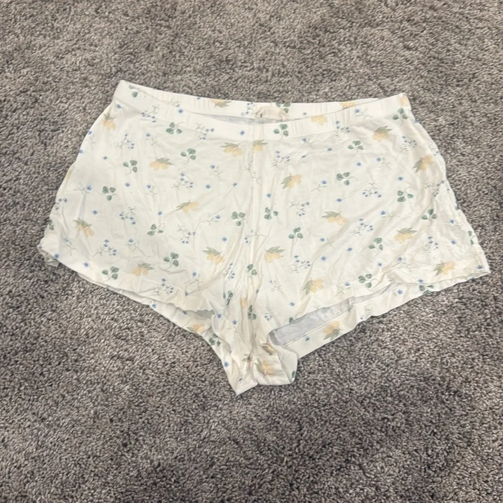 Djerf Avenue Go Slow shorts in Marula bloom size Small